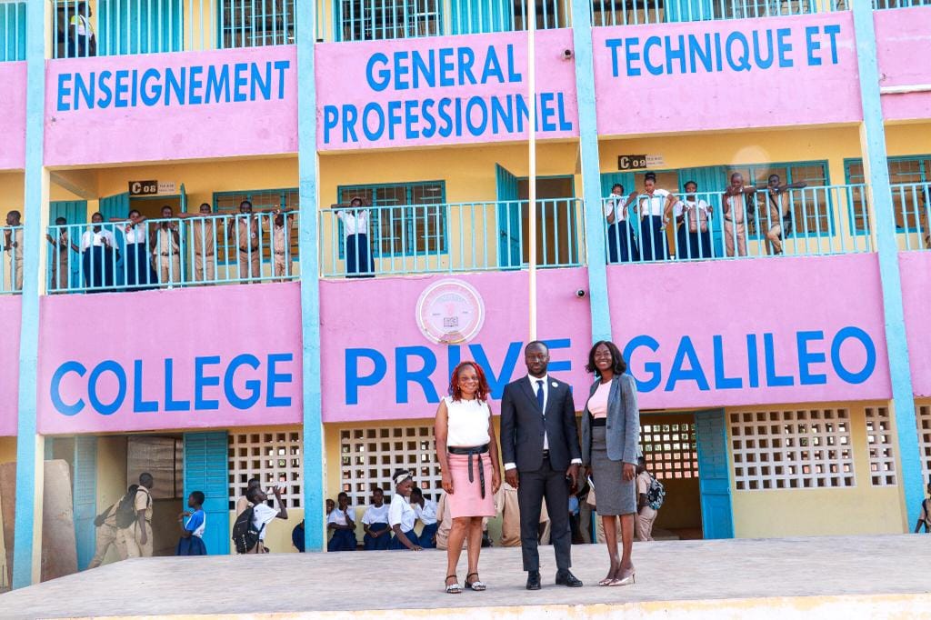 L'équipe de direction devant le Collège Privé Galiléo